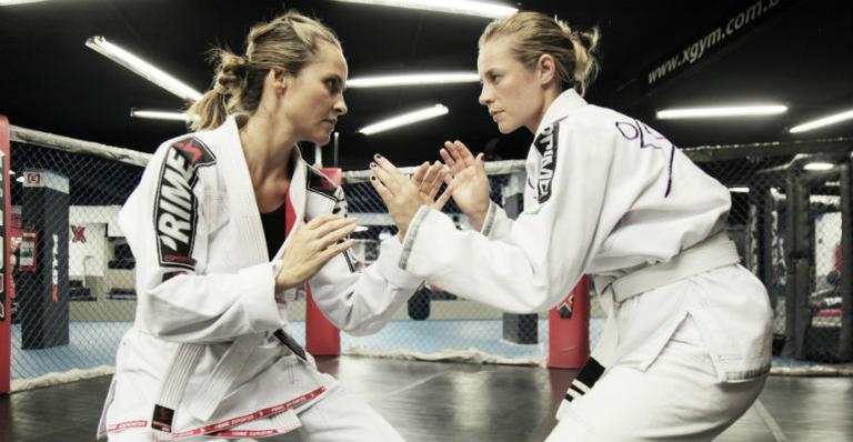 Paolla Oliveira e Juliana Sana se enfrentam em uma luta de jiu-jitsu