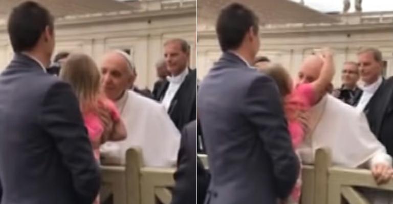 Garotinha de 3 anos tira chapéu de Papa Francisco e reação do pontífice é hilária