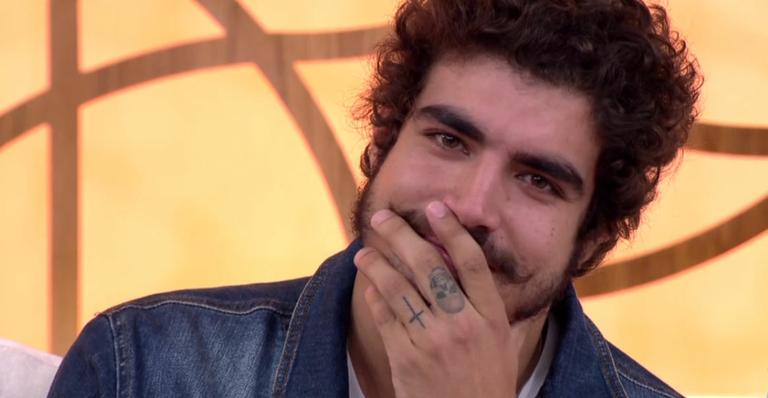 Caio Castro não segura a emoção e vai às lágrimas com ligação da avó no ‘Encontro’