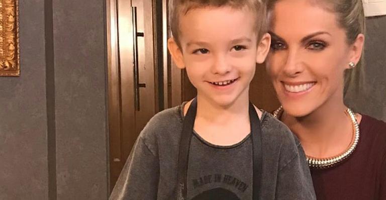 Fofura! Ana Hickmann mostra o filho, Alexandre, orando antes de dormir