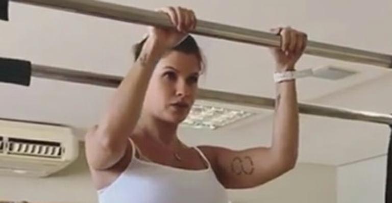 Grávida de 5 meses, Andressa Suíta mostra flexibilidade em aula de pilates