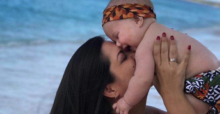 Thais Fersoza posta foto fofa com a filha, Melinda: “Tanto amor”