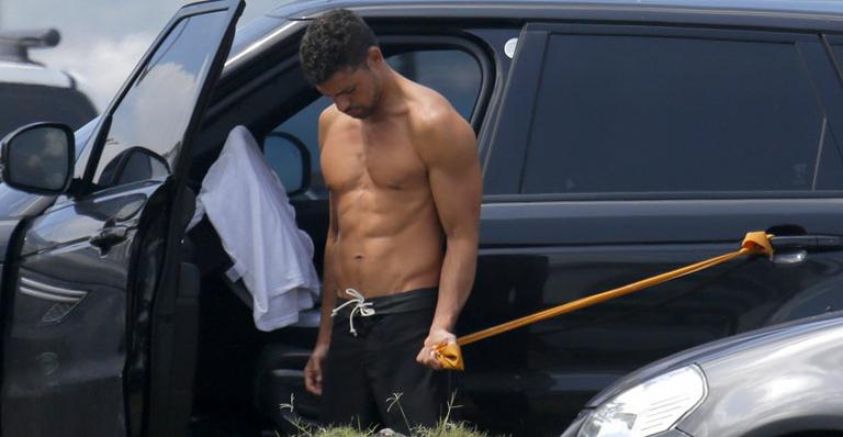 Sem camisa, Cauã Reymond faz exercícios na orla da Barra