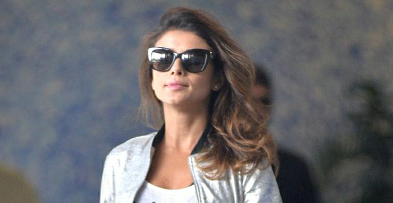 Paula Fernandes diz estar solteira à procura de homem com caráter