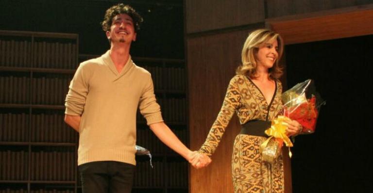 Deborah Evelyn e Johnny Massaro estrelam o espetáculo ‘Estranhos.com’