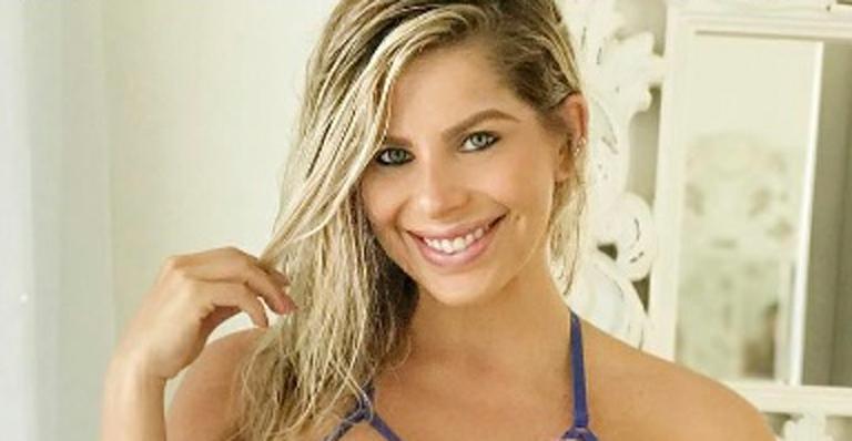 Grávida, Karina Bacchi posa com a barriguinha de fora: “Crescendo a todo vapor”