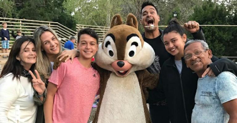 Carla Perez mostra foto divertida em férias com a família