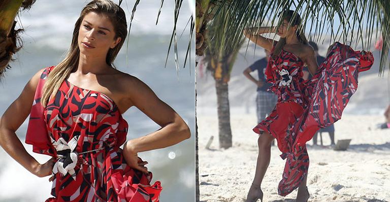 Poderosíssima, Grazi Massafera fotografa campanha na Praia de Grumari