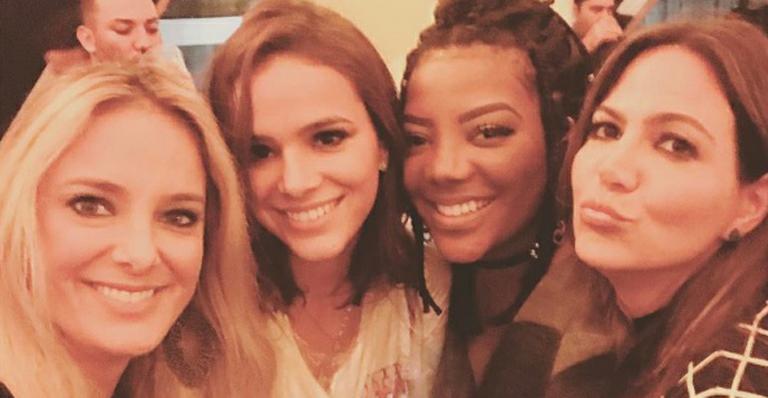Bruna Marquezine curte festival de música com amigas famosas em São Paulo
