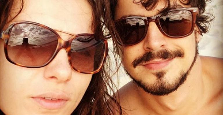 Monica Iozzi publica primeira foto com o novo namorado na praia e se declara
