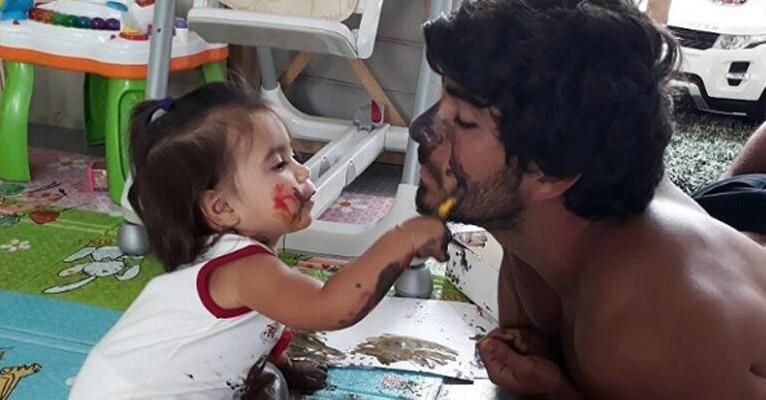 Hugo Moura posa todo sujo com Maria Flor e declara sobre a paternidade: “Nasci pra viver isso”