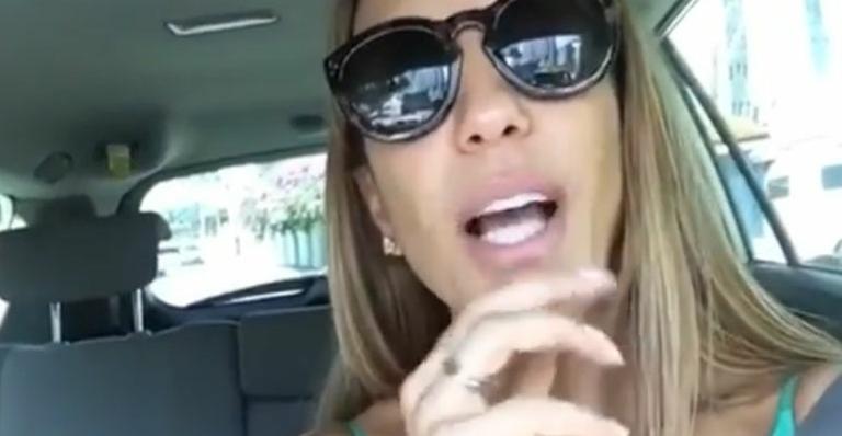 Sem carro, Ivete Sangalo pega carona com fã: ‘Ela acha que é pegadinha’
