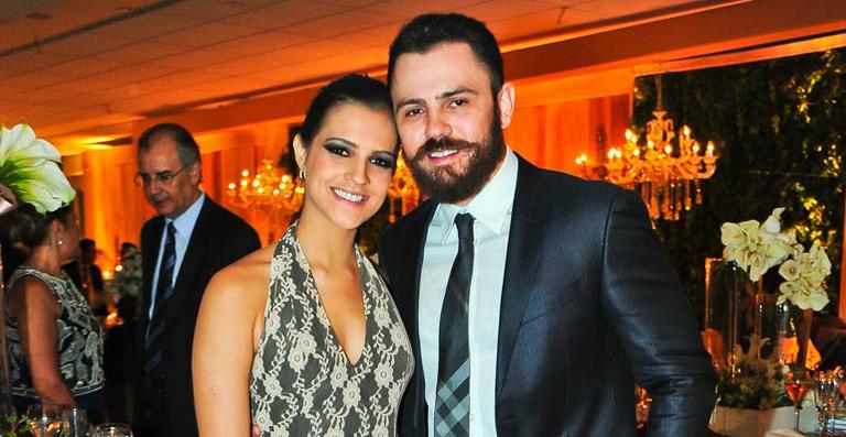 Cantor Mateus apresenta o filho recém-nascido