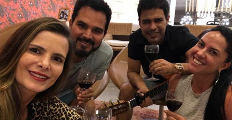 Zezé di Camargo e Luciano cantam para suas amadas, Graciele e Flávia, em jantar