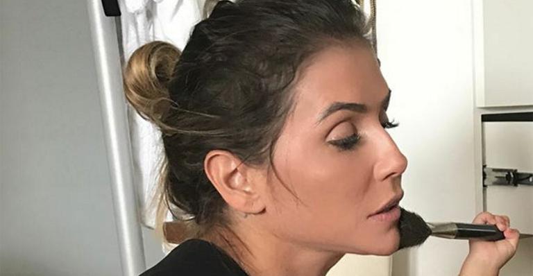 Deborah Secco aparece sendo maquiada pela filha, Maria Flor