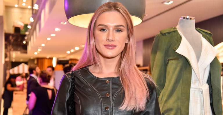 Fiorella Mattheis exibe seu novo visual em evento fashion