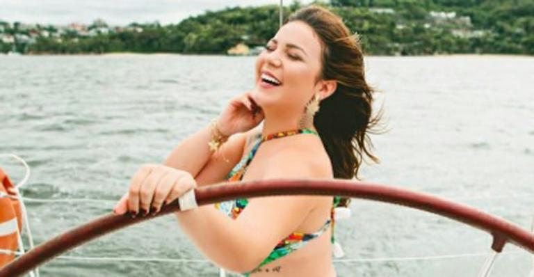 Cacau posa deslumbrante de biquíni durante passeio de barco