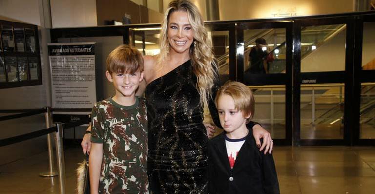 Danielle Winits recebe o carinho dos filhos em pré-estreia