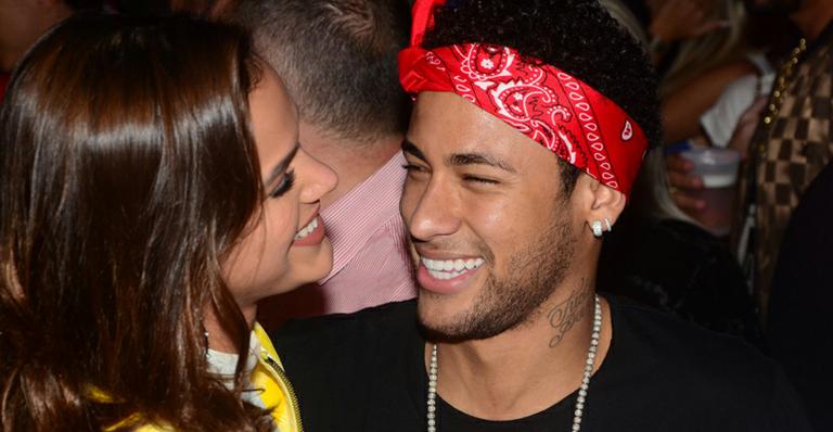 Bruna Marquezine troca beijos e carinhos com Neymar após vitória do Brasil