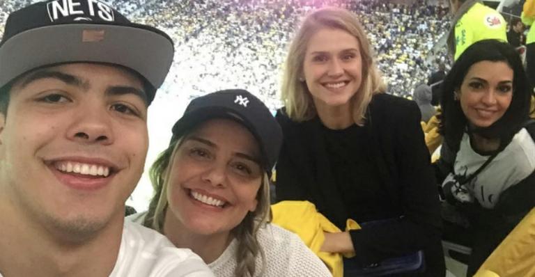 Milene Domingues e Celina Locks assistem juntas ao jogo da Seleção em São Paulo