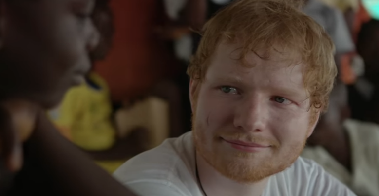 Ed Sheeran se emociona ao visitar crianças na África