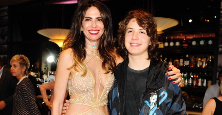 Luciana Gimenez rouba a cena durante o lançamento do seu perfume em São Paulo