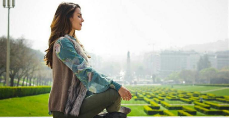 Grávida, Mel Fronckowiak exibe a barriguinha em foto e fãs comemoram