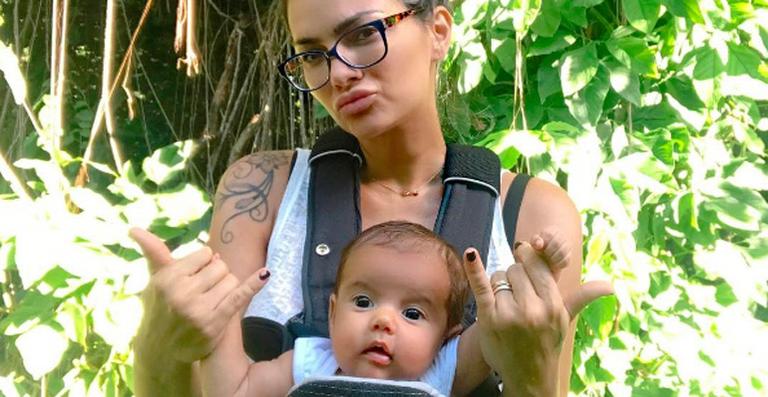 Kelly Key curte caminhada com o filho caçula