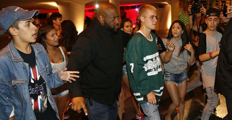 Justin Bieber é assediado por fãs durante jantar no Rio de Janeiro