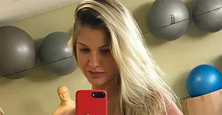 Andressa Suita chega ao sexto mês e exibe barrigão em look esportivo