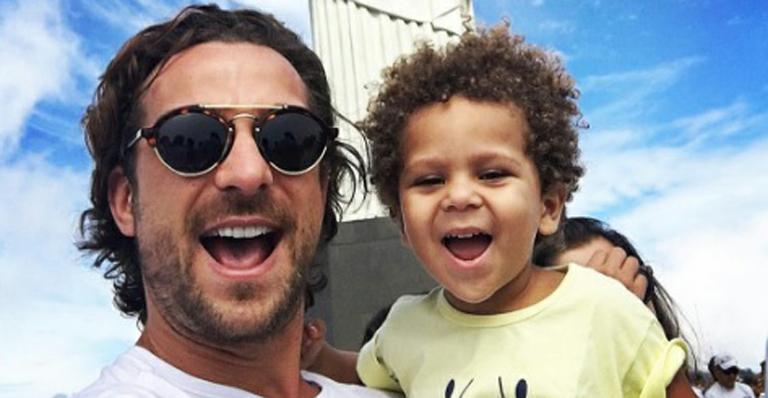 Igor Rickli mostra o filho andando peladinho pelo quintal de casa e brinca: “Bicho do mato”