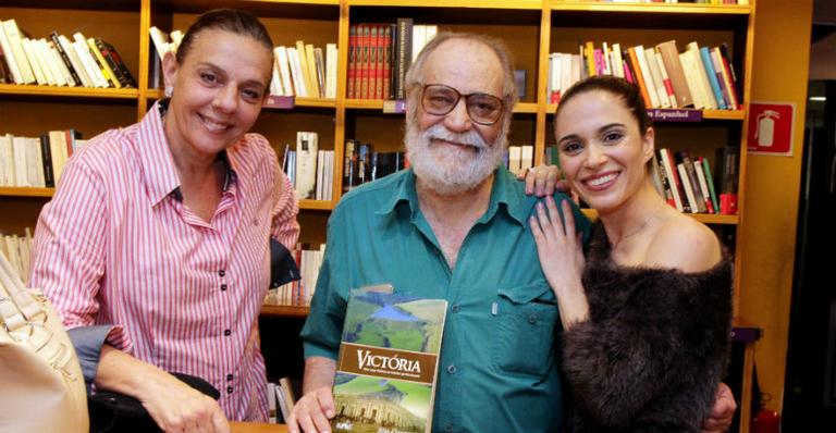 Walther Negrão e Rosi Campos prestigiam lançamento literário em São Paulo
