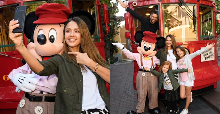 Jessica Alba curte passeio com a família na Disney