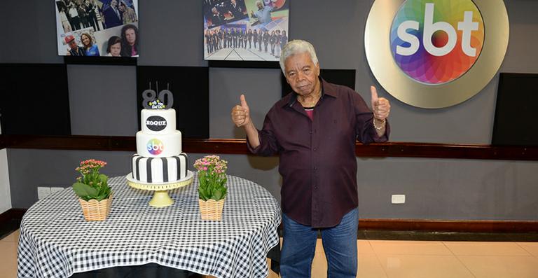 Roque ganha festa de aniversário nos bastidores do SBT