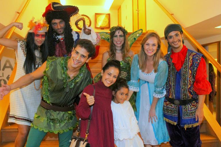 Maytê Piragibe leva a filha, Violeta, para assistir ao espetáculo Peter Pan