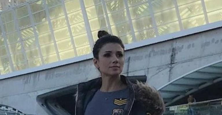 Paula Fernandes viaja para Portugal e bota com saltão rouba a cena