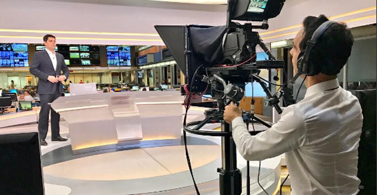 César Tralli se diverte nos bastidores do Jornal Hoje