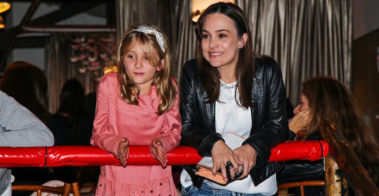 Filha de Gabriela Duarte surge com o cabelo rosa