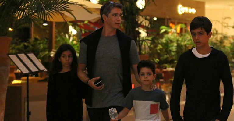 Márcio Garcia curte noite no cinema com os filhos