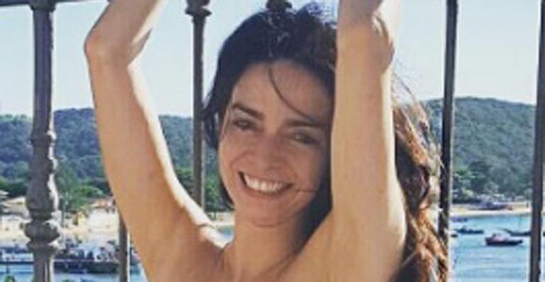 Aos 54 anos, Claudia Ohana posa deslumbrante de biquíni e diz: “Sem filtro porque eu posso”