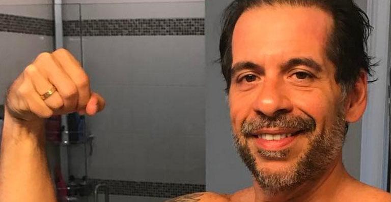 Leandro Hassum exibe gominhos na barriga e desabafa: ‘Minha vida sempre foi de lutas’