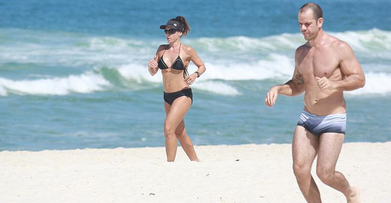 Agora musa fitness, Carla Marins corre ao lado do marido saradão