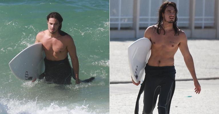De cabelo solto, Tiago Iorc surfa no Rio e exibe boa forma ao trocar de roupa na rua