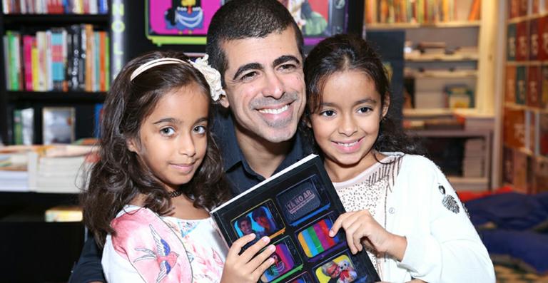 Marcius Melhem: carinho das filhas em lançamento