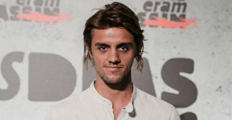Felipe Simas exibe novo visual para viver surfista em série: “Amarradão”