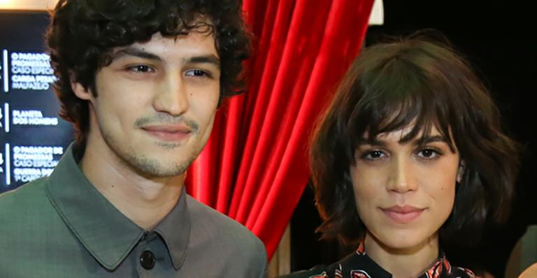 Gabriel Leone celebra parceria na TV com a namorada, Carla Salle: ‘Incrível’