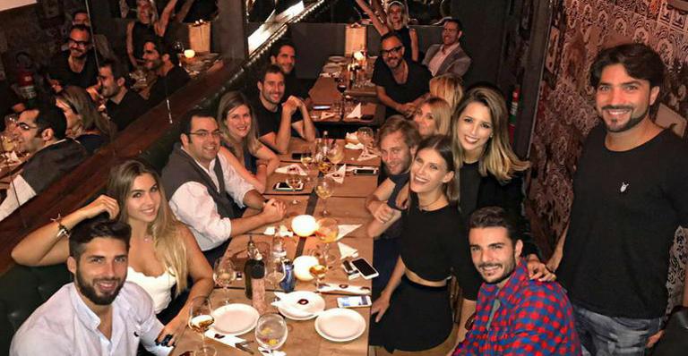 Com amigos, Carol Francischini comemora seus 28 anos