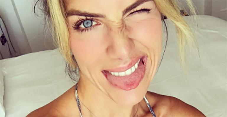 À beira-mar, Giovanna Ewbank posa de biquíni branco e exibe seios turbinados