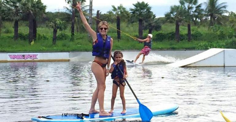 De férias, Isabella Santoni curte viagem com a irmã, Nina