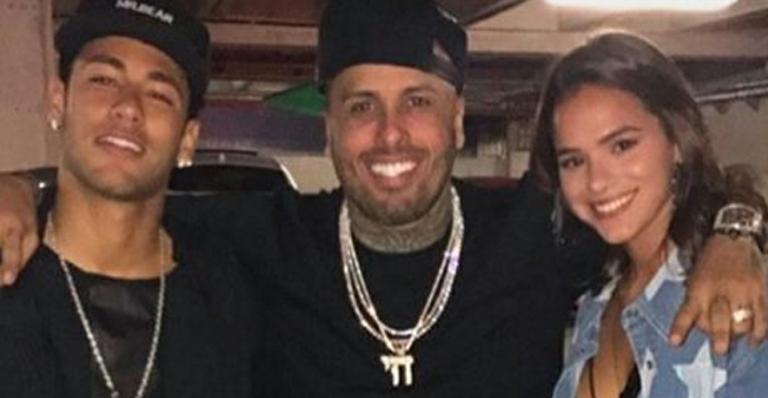 Neymar e Bruna Marquezine posam com amigo após jogo do Barcelona
